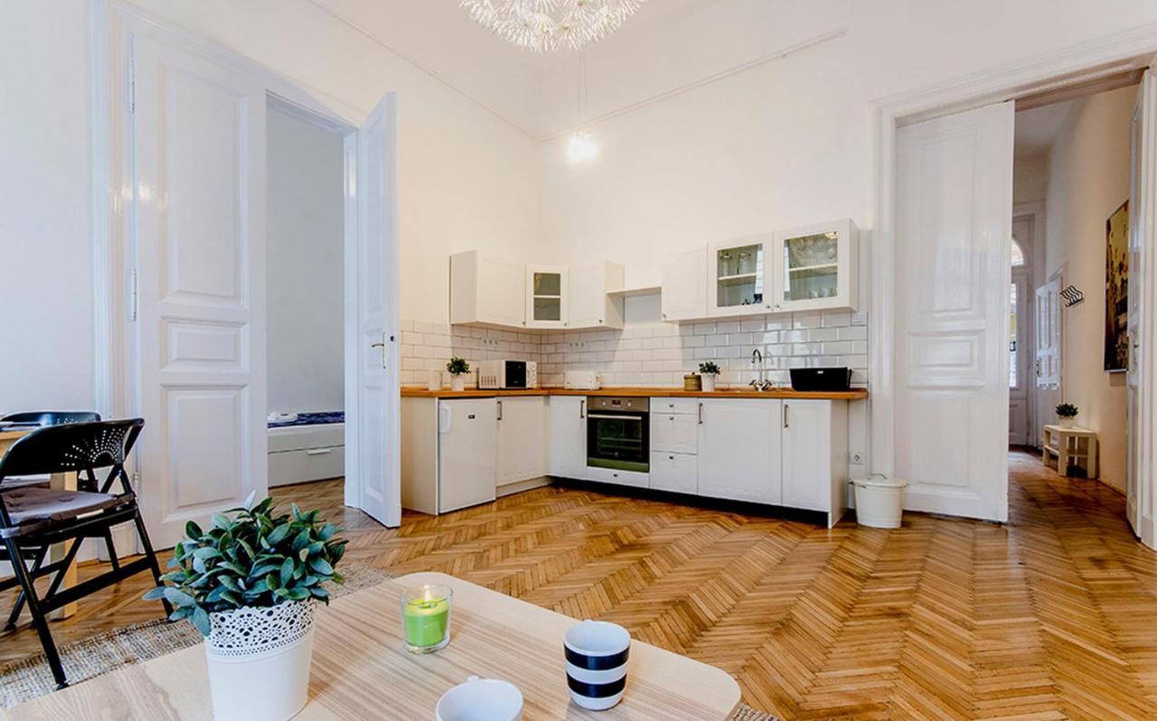 Cozy 2 Bedroom Apartment In Terez Boulevard. 부다페스트 외부 사진